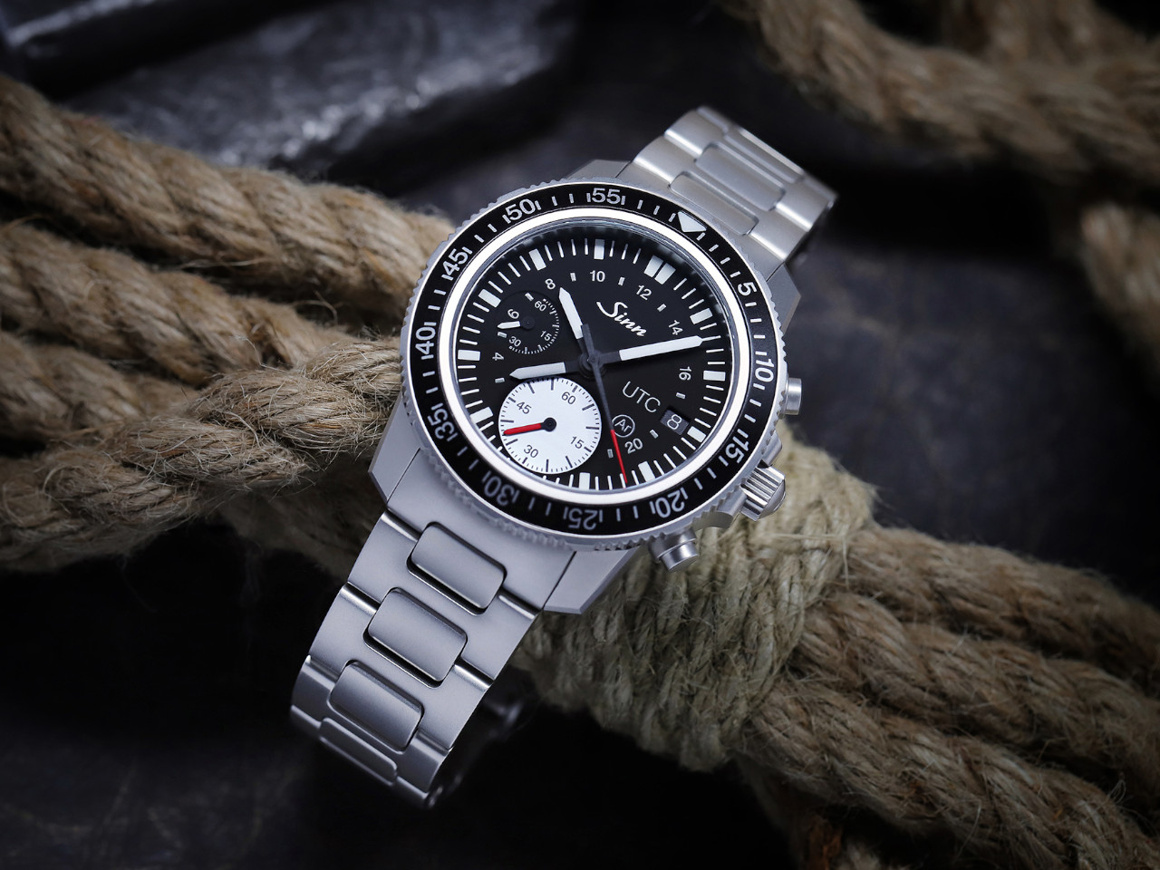 Sinn 613 St UTC Taucheruhr Automatik Edelstahl 41mm schwarzes Zifferblatt Metallband Szene