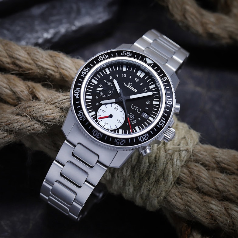 Sinn 613 St UTC Taucheruhr Automatik Edelstahl 41mm schwarzes Zifferblatt Metallband Szene