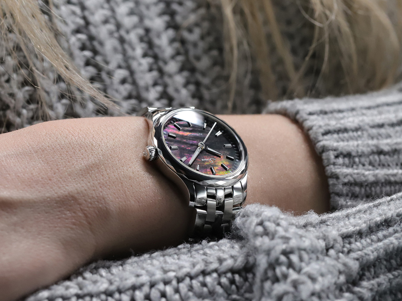 Sinn 534 Perlmutt S Automatik Edelstahl 34mm schwarzes Perlmutt-Zifferblatt Metallband am Arm