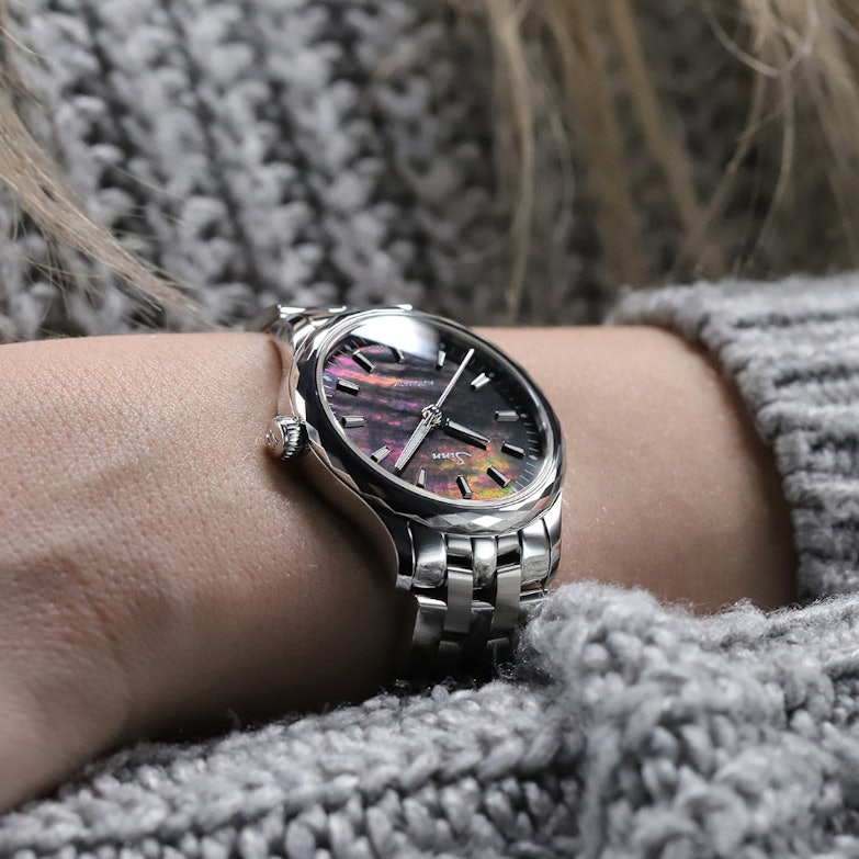 Sinn 534 Perlmutt S Automatik Edelstahl 34mm schwarzes Perlmutt-Zifferblatt Metallband am Arm