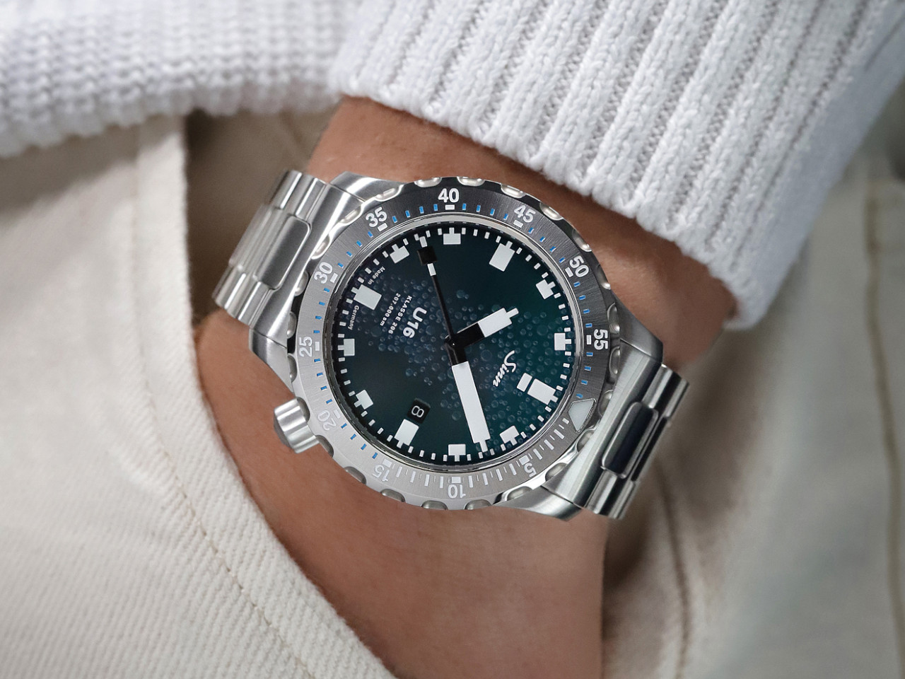 Sinn U16 Taucheruhr Limited Edition Automatik Edelstahl 44mm blau-grünes Zifferblatt Metallband getragen