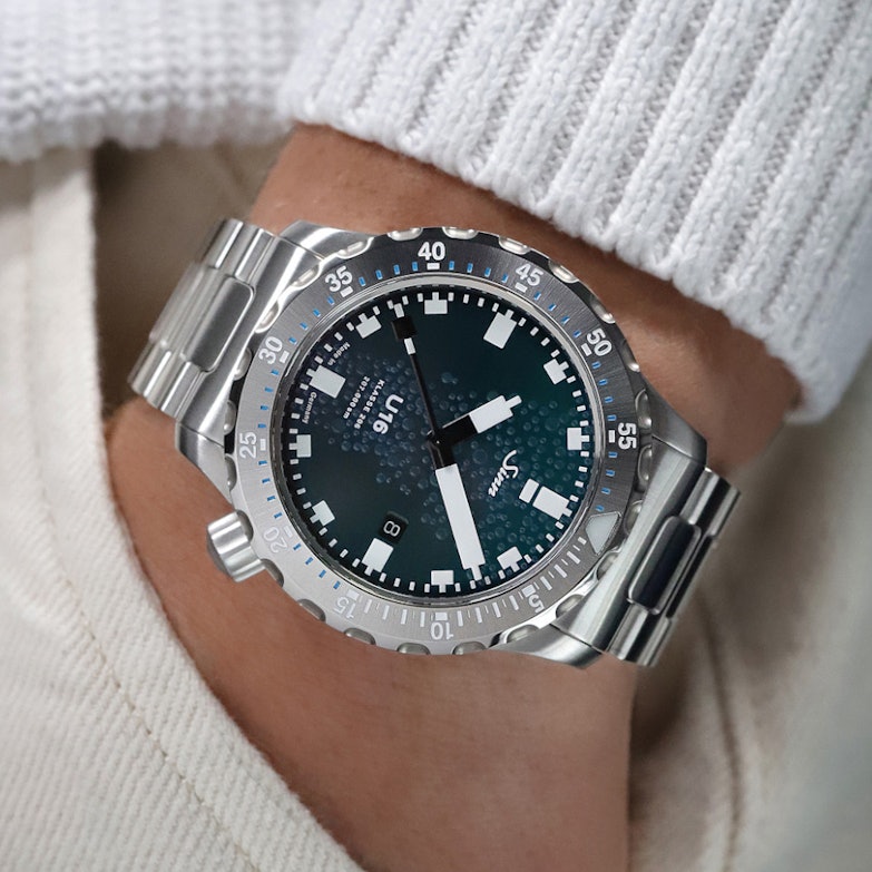 Sinn U16 Taucheruhr Limited Edition Automatik Edelstahl 44mm blau-grünes Zifferblatt Metallband getragen