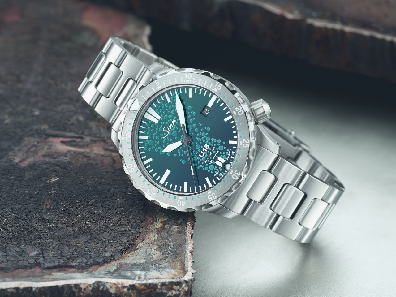 Sinn U18 Taucheruhr Limited Edition Automatik Edelstahl 44mm blau-grünes Zifferblatt Metallband Ansicht