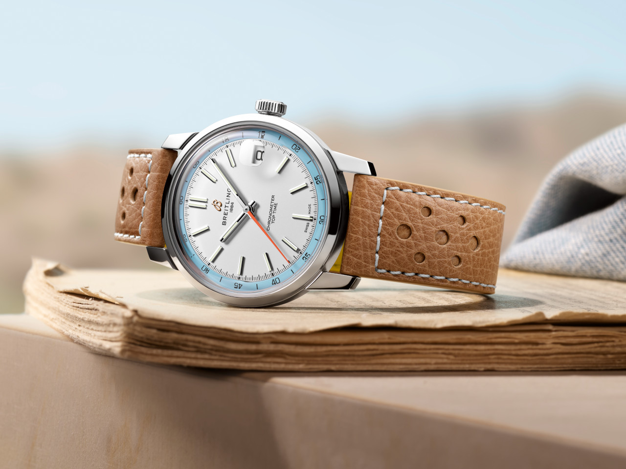 Breitling Top Time B31 Automatik Edelstahl 38mm weißes Zifferblatt braunes Lederband Szene