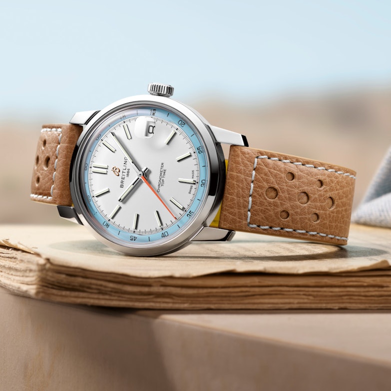 Breitling Top Time B31 Automatik Edelstahl 38mm weißes Zifferblatt braunes Lederband Szene