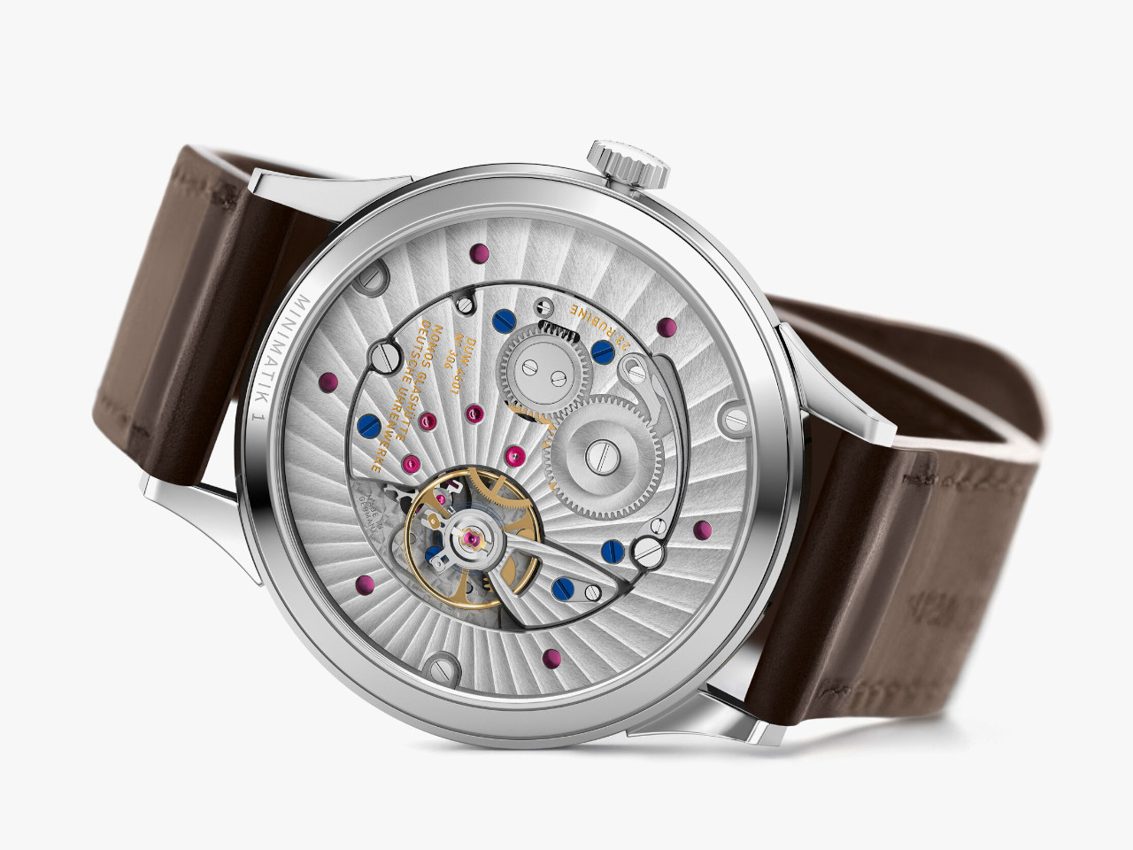 NOMOS Glashütte Minimatik 39 Datum Handaufzug Edelstahl weißes Zifferblatt braunes Lederband Glasboden