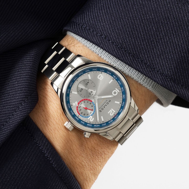 NOMOS Glashütte Club Sport neomatik Weltzeit Automatik Edelstahl 40mm silber-blaues Zifferblatt Metallband