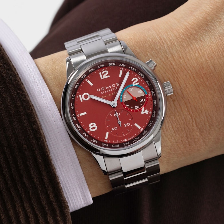 NOMOS Glashütte Club Sport neomatik Weltzeit "Magma" Automatik Edelstahl 40mm rotes Zifferblatt Metallband