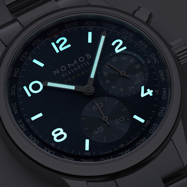 NOMOS Glashütte Club Sport neomatik Weltzeit Automatik Edelstahl 40mm blaues Zifferblatt Metallband