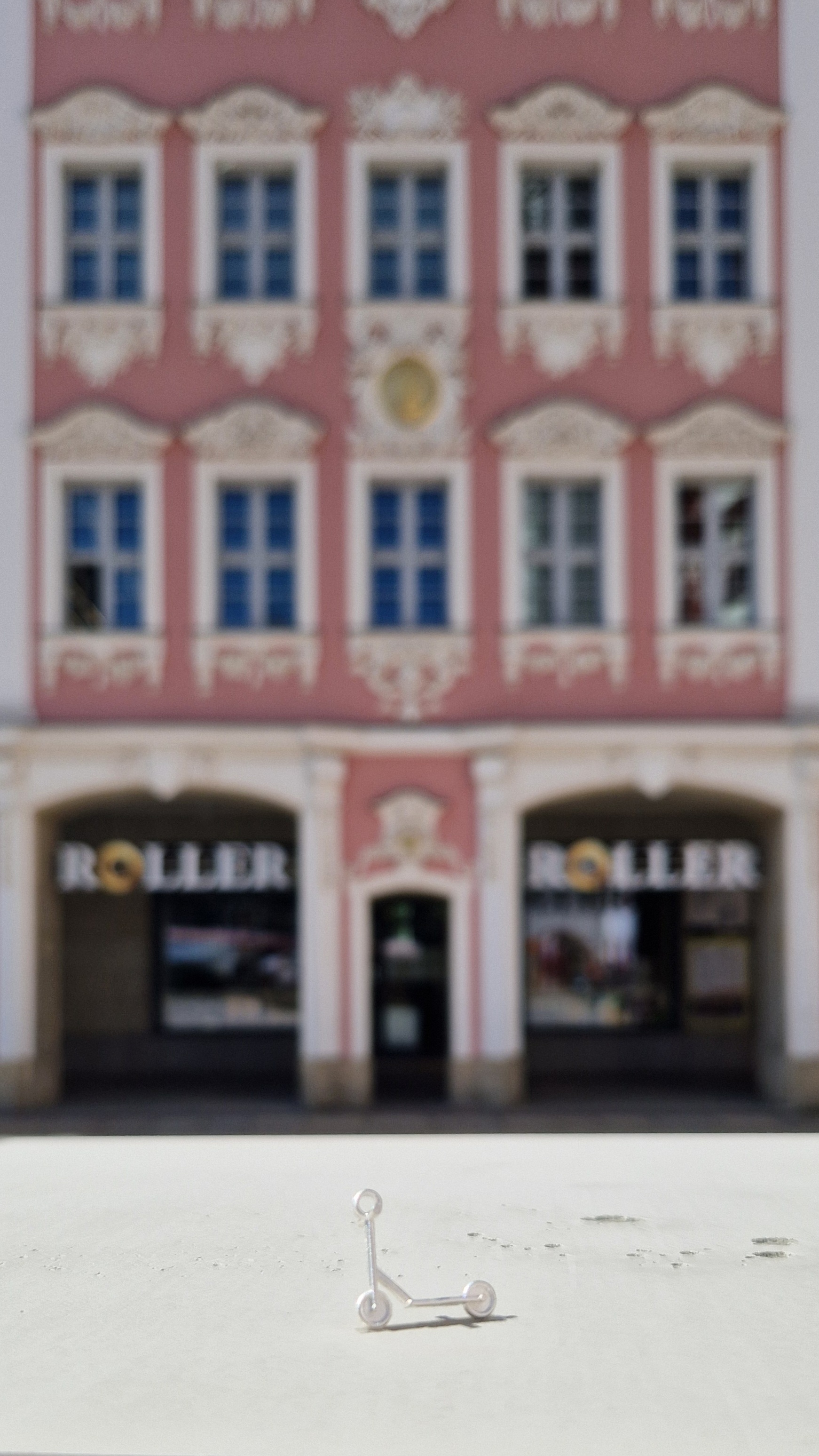 Juwelier Roller Anhänger aus Silber vor dem Juwelier Roller | Atelier