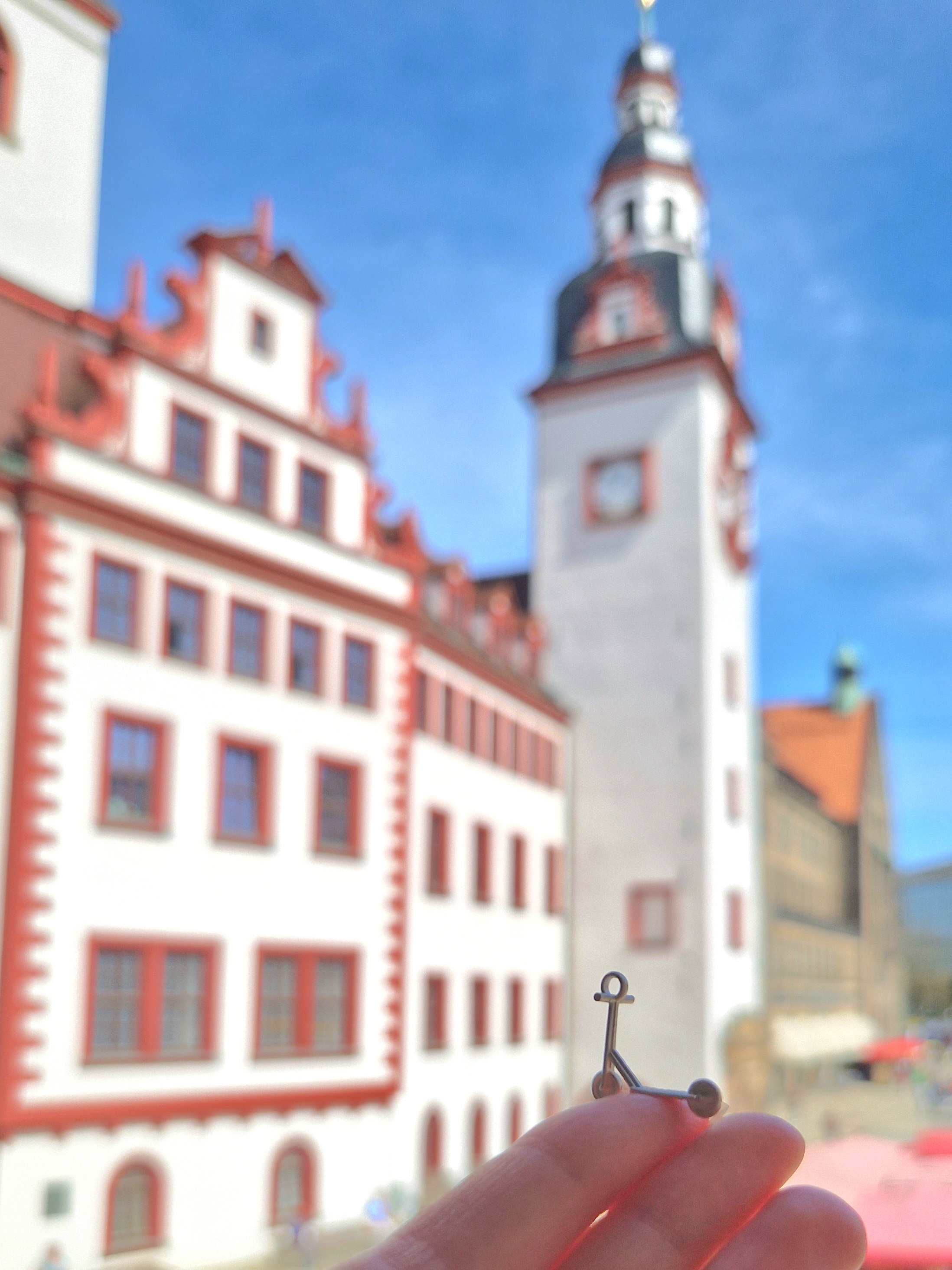 Roller Anhänger aus Silber mit Blick auf das Chemnitzer Rathaus