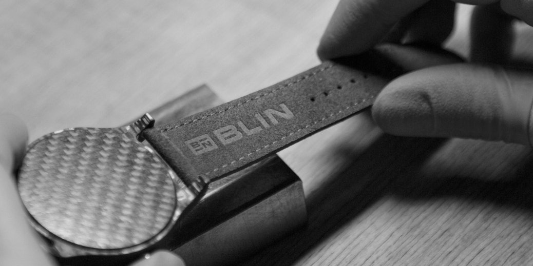 BLIN Carbon Uhr mit Lederarmband und Markenprägung