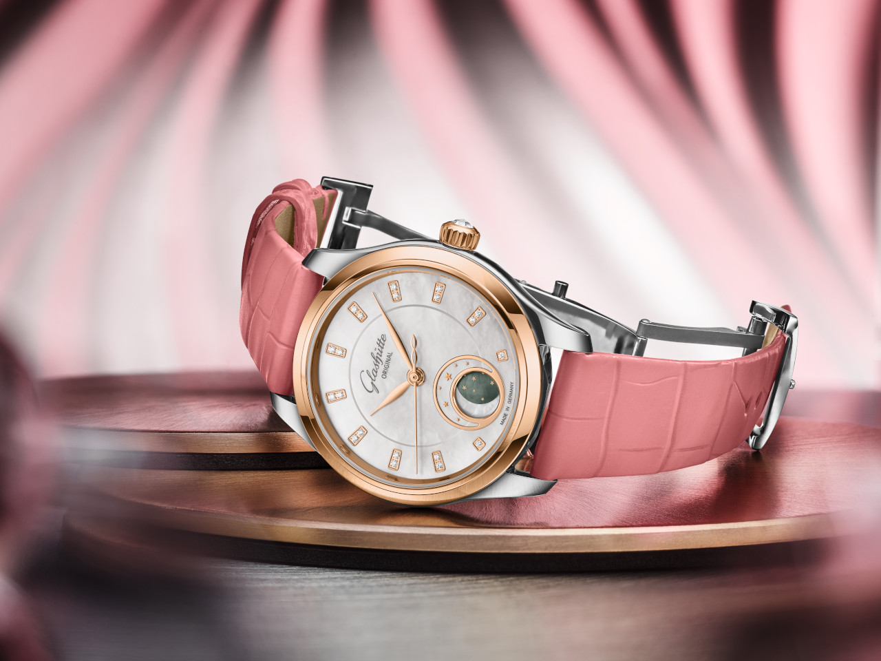 Glashütte Original Lady Serenade Luna Automatik Edelstahl 32,5mm weißes Zifferblatt pinkes Lederband Ansicht