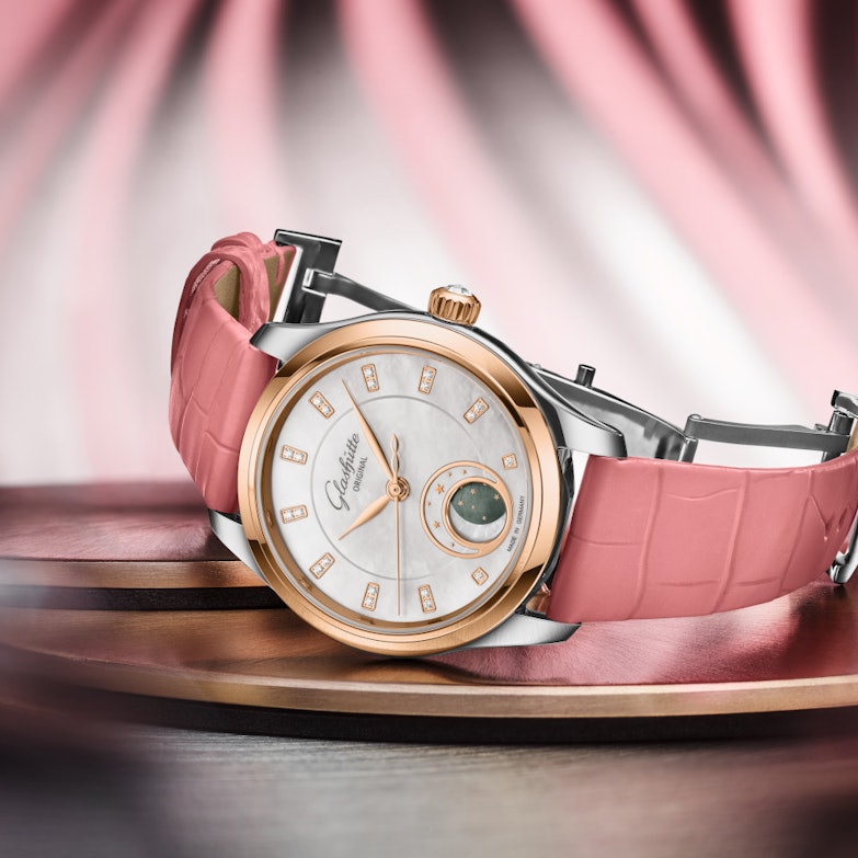 Glashütte Original Lady Serenade Luna Automatik Edelstahl 32,5mm weißes Zifferblatt pinkes Lederband Ansicht