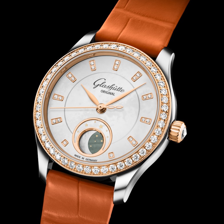 Glashütte Original Lady Serenade Luna Automatik Edelstahl 32,5mm weißes Zifferblatt oranges Lederband Ansicht