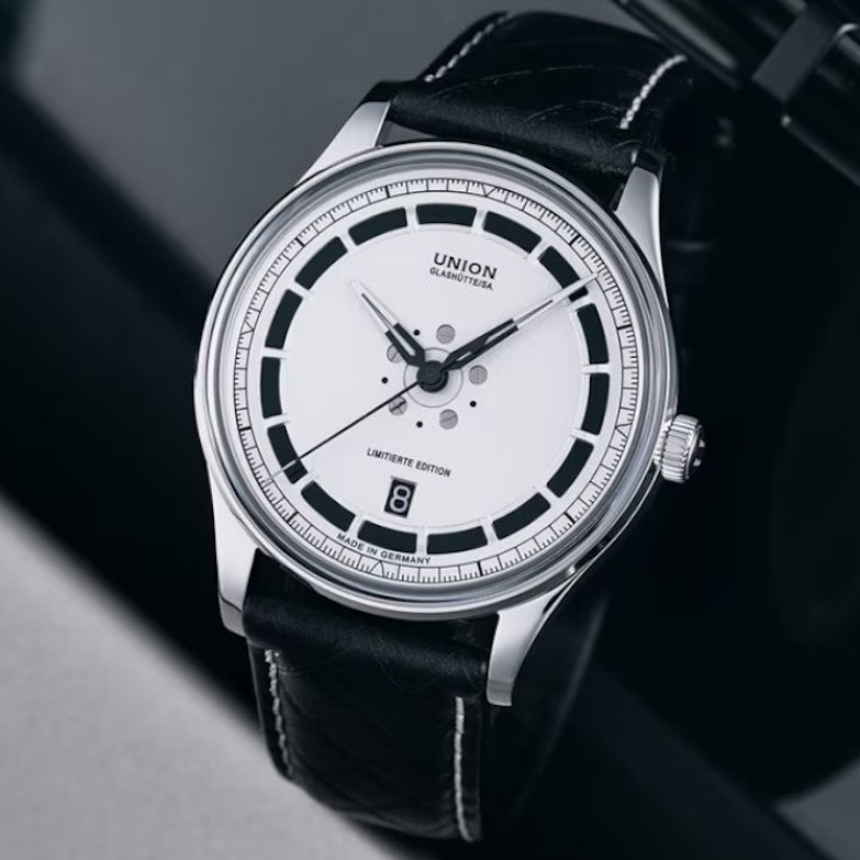 Union Glashütte Noramis Datum Deutschland Klassik 2025 Limitierte Edition Automatik Edelstahl 40mm Felgendesign Zifferblatt schwarzes Lederband Ansicht