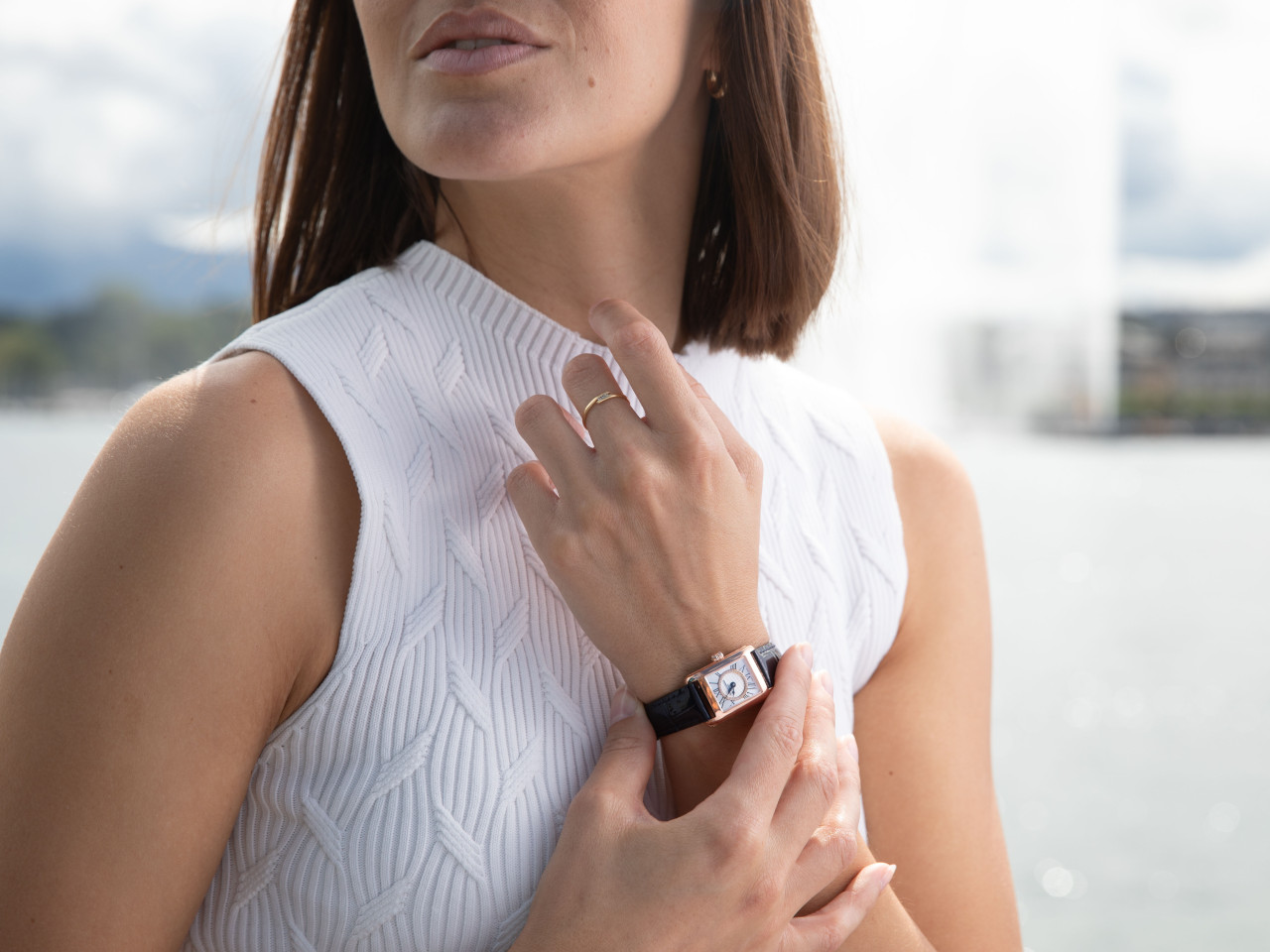 Frederique Constant Classics Carree Ladies Quarz Edelstahl 30x21mm weißes Zifferblatt mit Brillanten blaues Lederband am Handgelenk