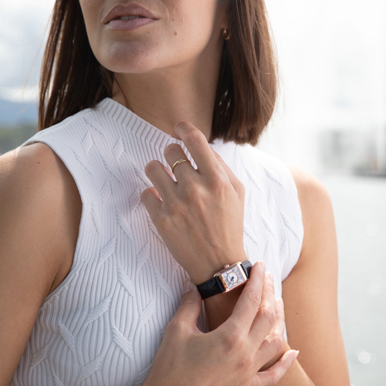 Frederique Constant Classics Carree Ladies Quarz Edelstahl 30x21mm weißes Zifferblatt mit Brillanten blaues Lederband am Handgelenk