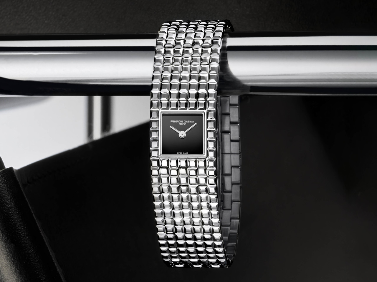 Frederique Constant Classics Manchette Quarz Edelstahl 25x20mm schwarzes Zifferblatt Metallband Ansicht