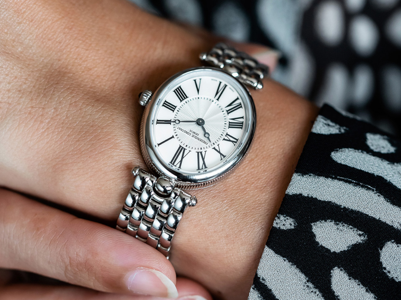 Frederique Constant Classics Art Deco Oval Quarz Edelstahl 30x25mm weißes Zifferblatt Metallband am Handgelenk