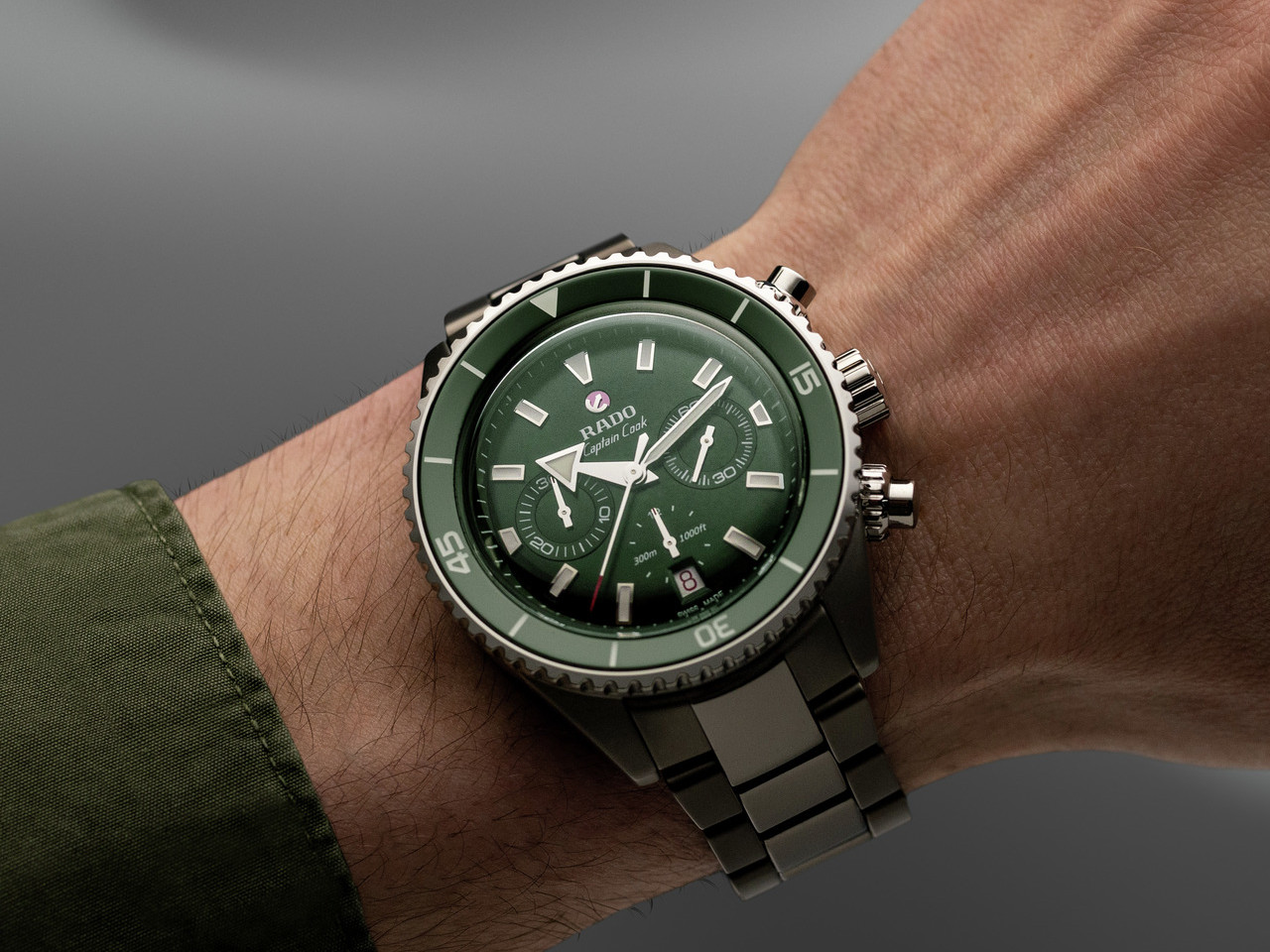 Rado Captain Cook Chronograph Automatik Keramik 43mm grünes Zifferblatt graues Keramikband am Handgelenk