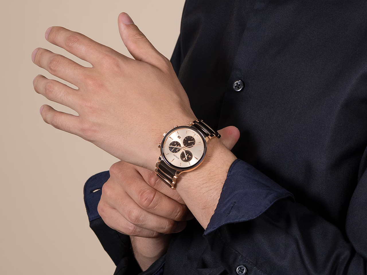 Rado Centrix Chronograph Quarz Edelstahl RG-PVD 41mm champagnerfarbenes Zifferblatt braunes Keramikband am Handgelenk