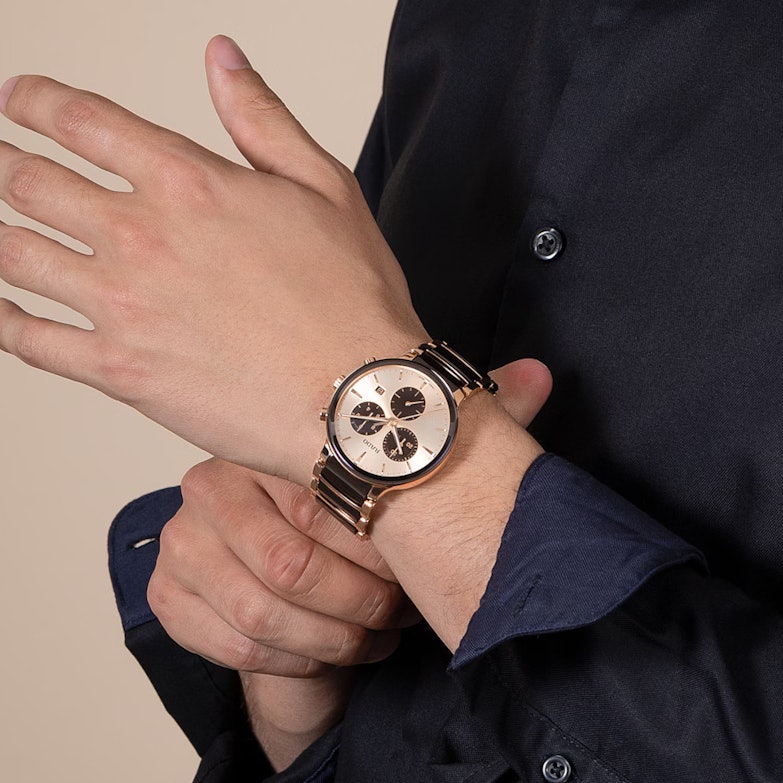 Rado Centrix Chronograph Quarz Edelstahl RG-PVD 41mm champagnerfarbenes Zifferblatt braunes Keramikband am Handgelenk