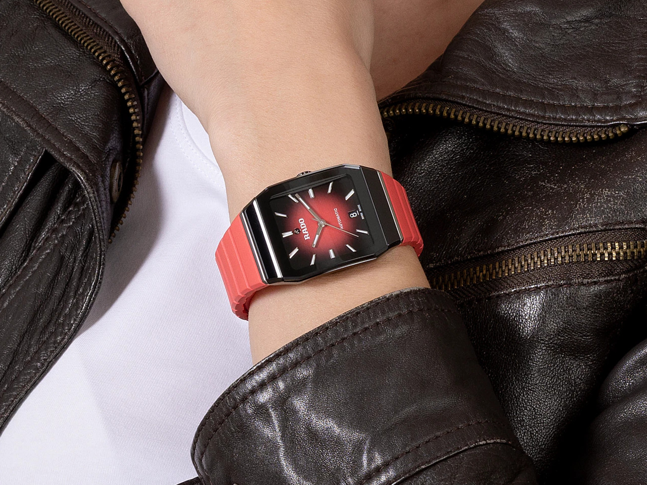 Rado Anatom Automatik Keramik 32,5mm schwarz-rotes Zifferblatt rotes Kautschukband am Handgelenk