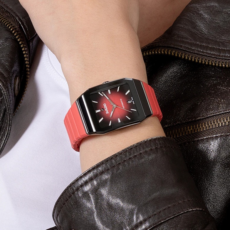 Rado Anatom Automatik Keramik 32,5mm schwarz-rotes Zifferblatt rotes Kautschukband am Handgelenk