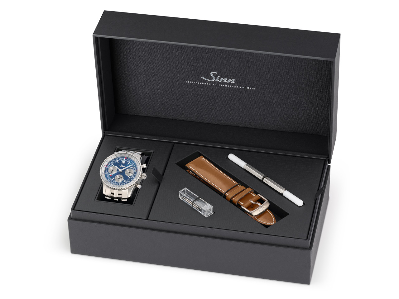 Sinn Spezialuhren 903 Ti II Jubiläum Navigationschronograph Automatik Edelstahl 41mm blaues Zifferblatt braunes Lederband und Metallband im Set limitiert