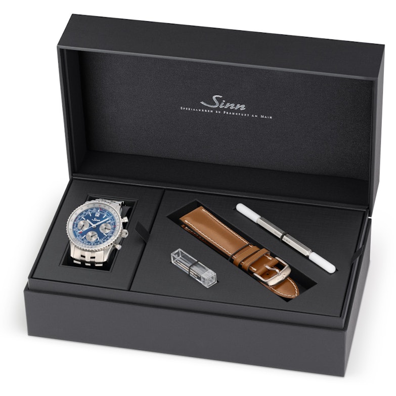 Sinn Spezialuhren 903 Ti II Jubiläum Navigationschronograph Automatik Edelstahl 41mm blaues Zifferblatt braunes Lederband und Metallband im Set limitiert