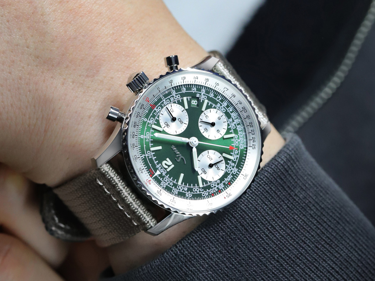 Sinn Spezialuhren 903 St II G mit grauem Textilband am Handgelenk