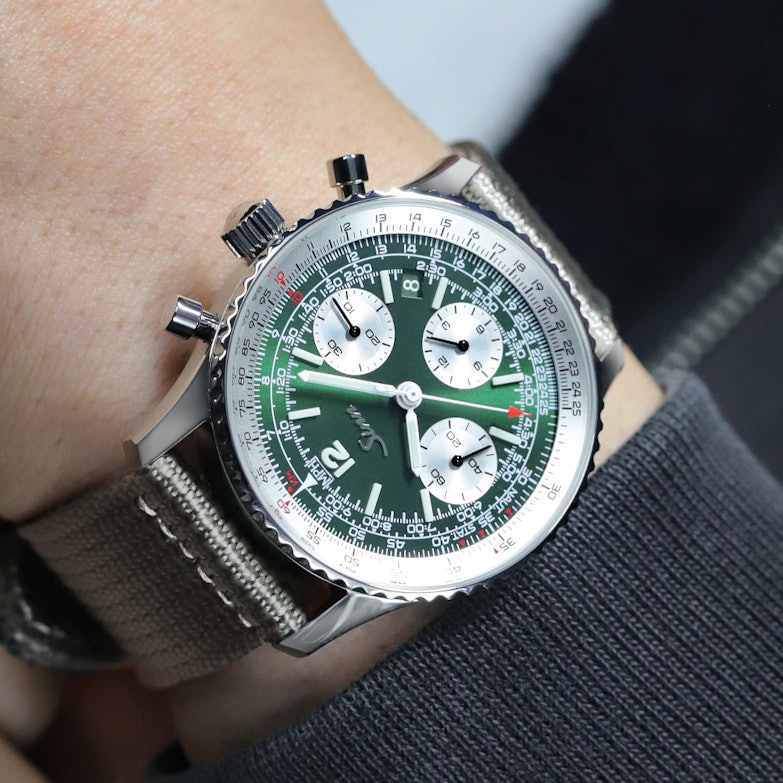 Sinn Spezialuhren 903 St II G mit grauem Textilband am Handgelenk