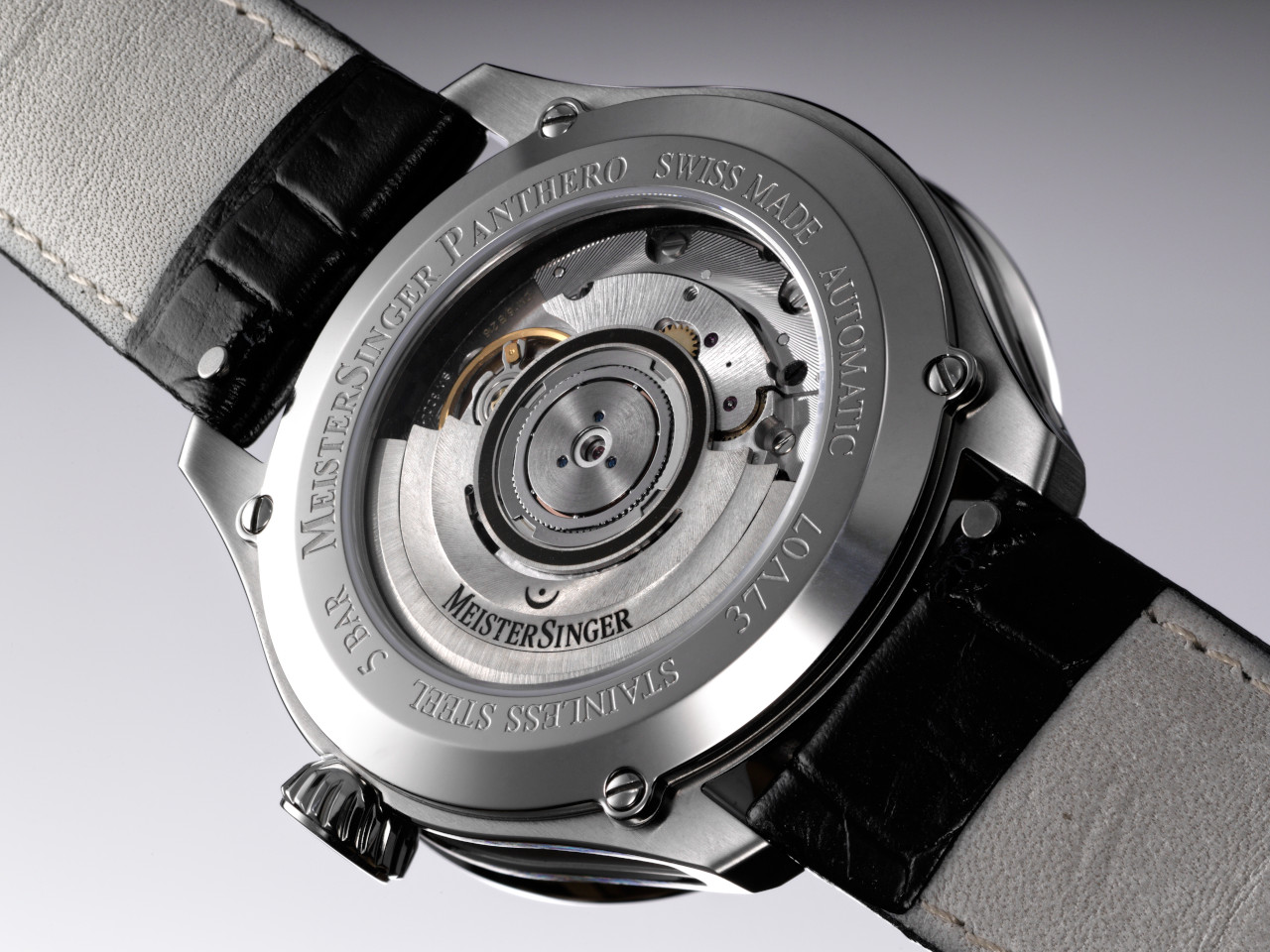 MeisterSinger Panthero Jumping Hour Gehäuseboden mit Blick auf das Automatik