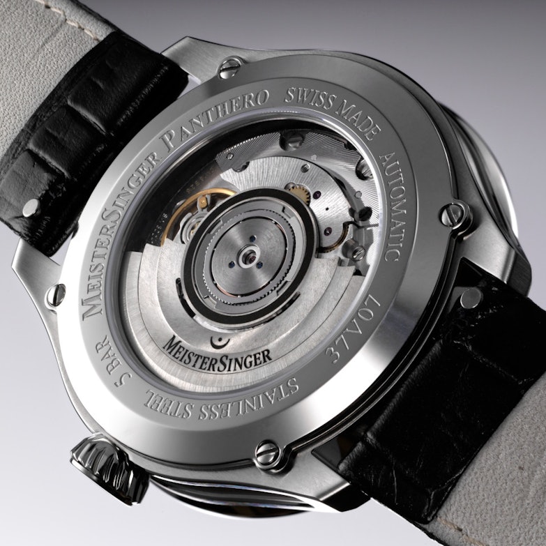 MeisterSinger Panthero Jumping Hour Gehäuseboden mit Blick auf das Automatik