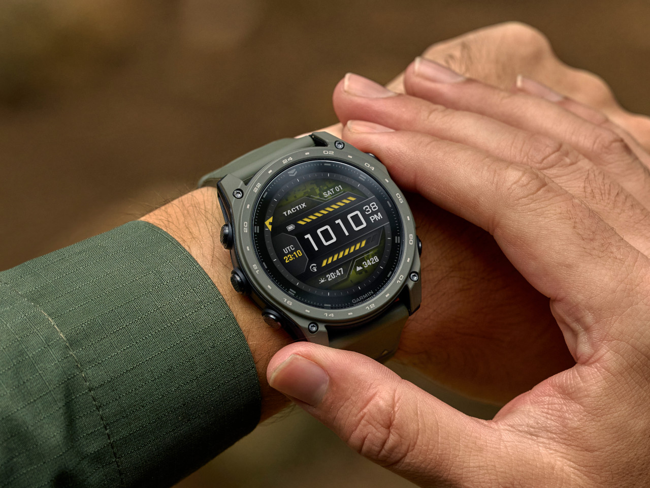 Garmin tactix 8 Cerakote Olivgrün am Handgelenk