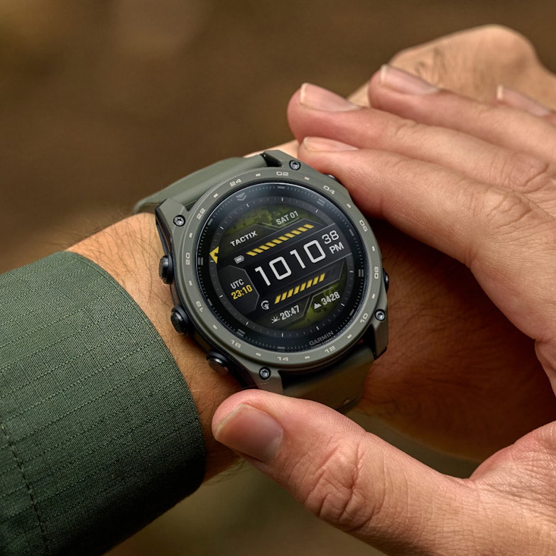 Garmin tactix 8 Cerakote Olivgrün am Handgelenk
