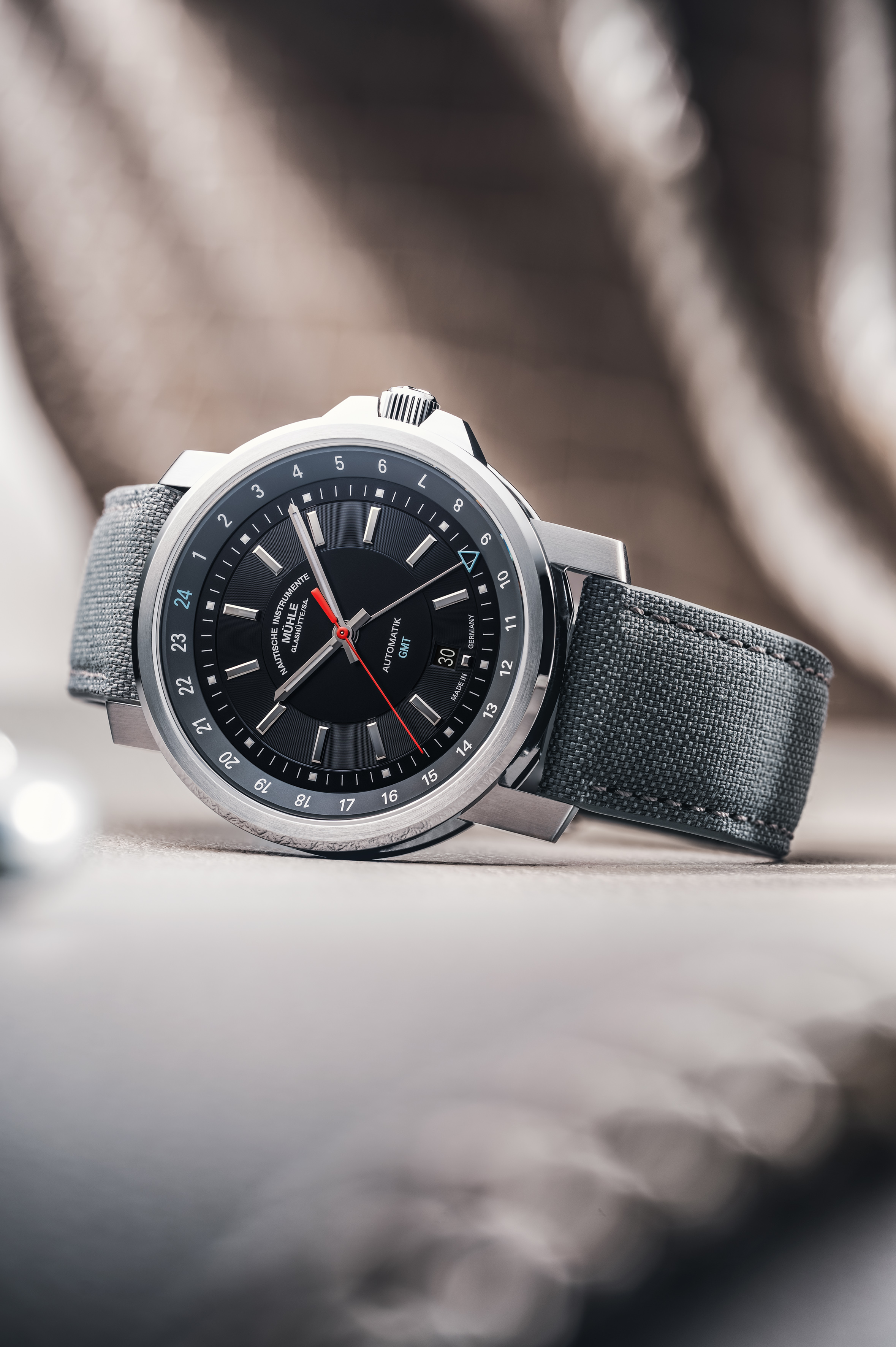 Mühle Glashütte 29er Big GMT Automatik Edelstahl 42mm schwarzes Zifferblatt graues Textilband