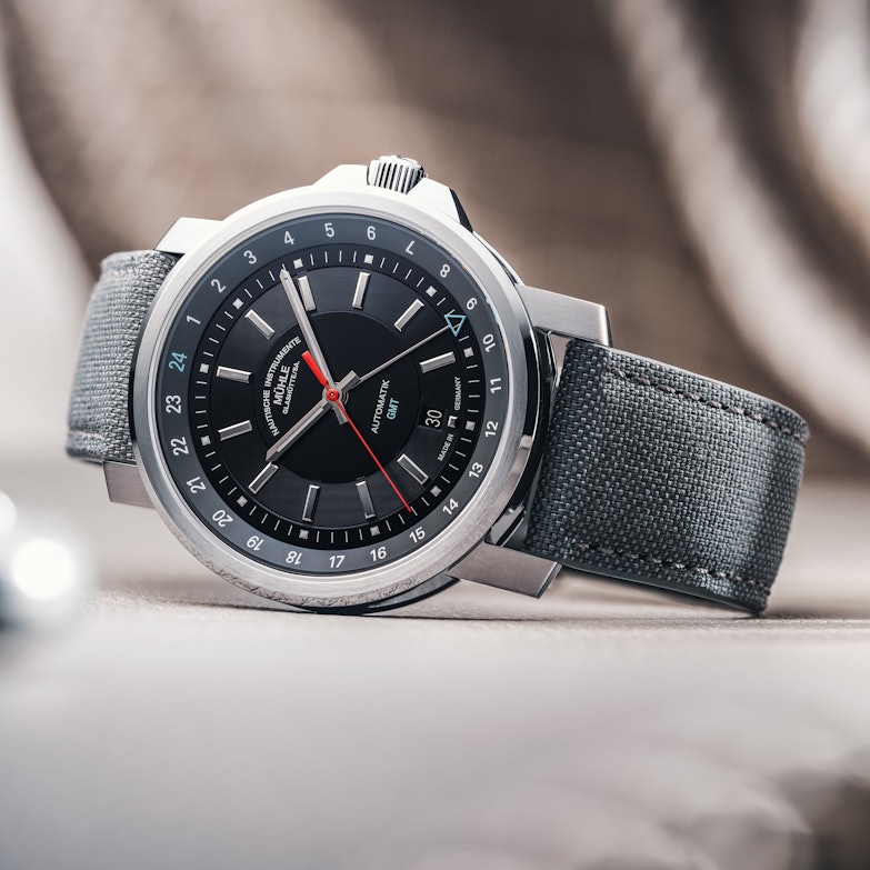 Mühle Glashütte 29er Big GMT Automatik Edelstahl 42mm schwarzes Zifferblatt graues Textilband