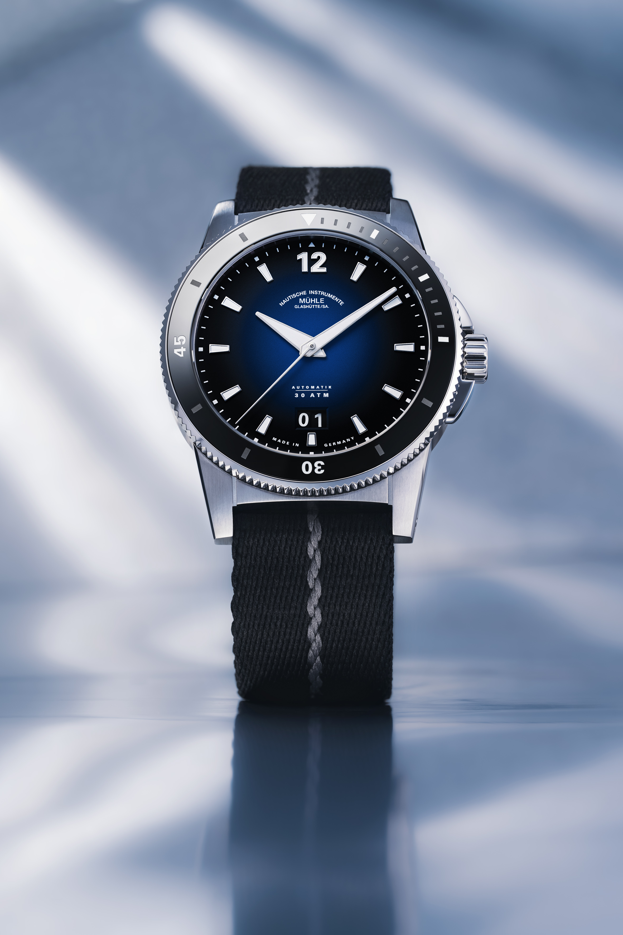 Mühle Glashütte Sportivo Großdatum schwarzes Textilband Ansicht von vorn