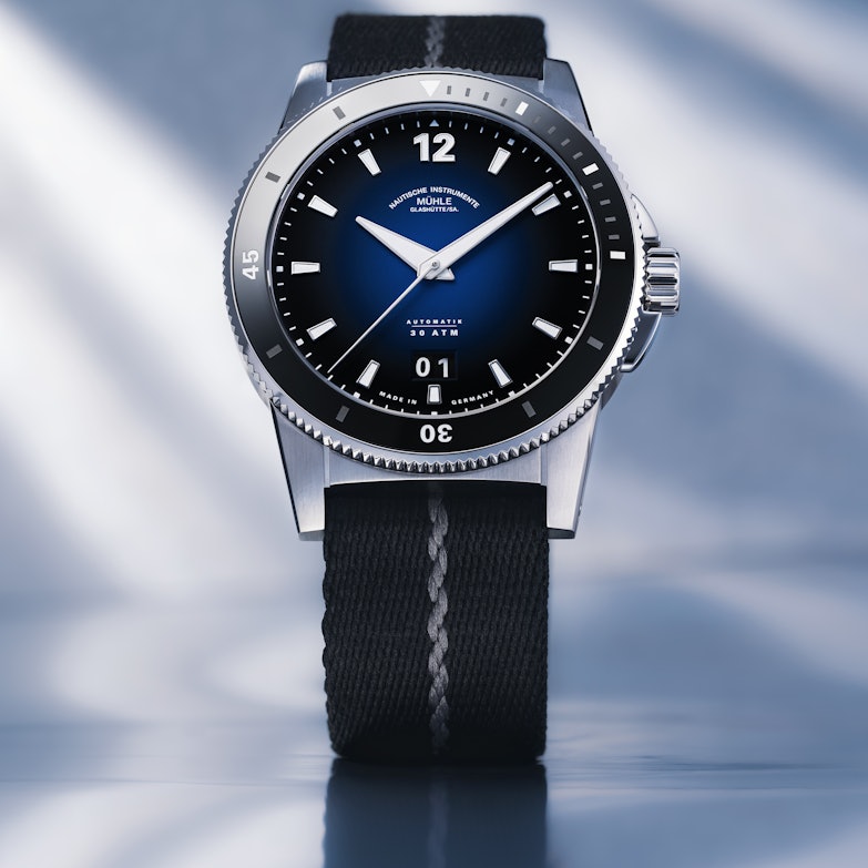 Mühle Glashütte Sportivo Großdatum schwarzes Textilband Ansicht von vorn