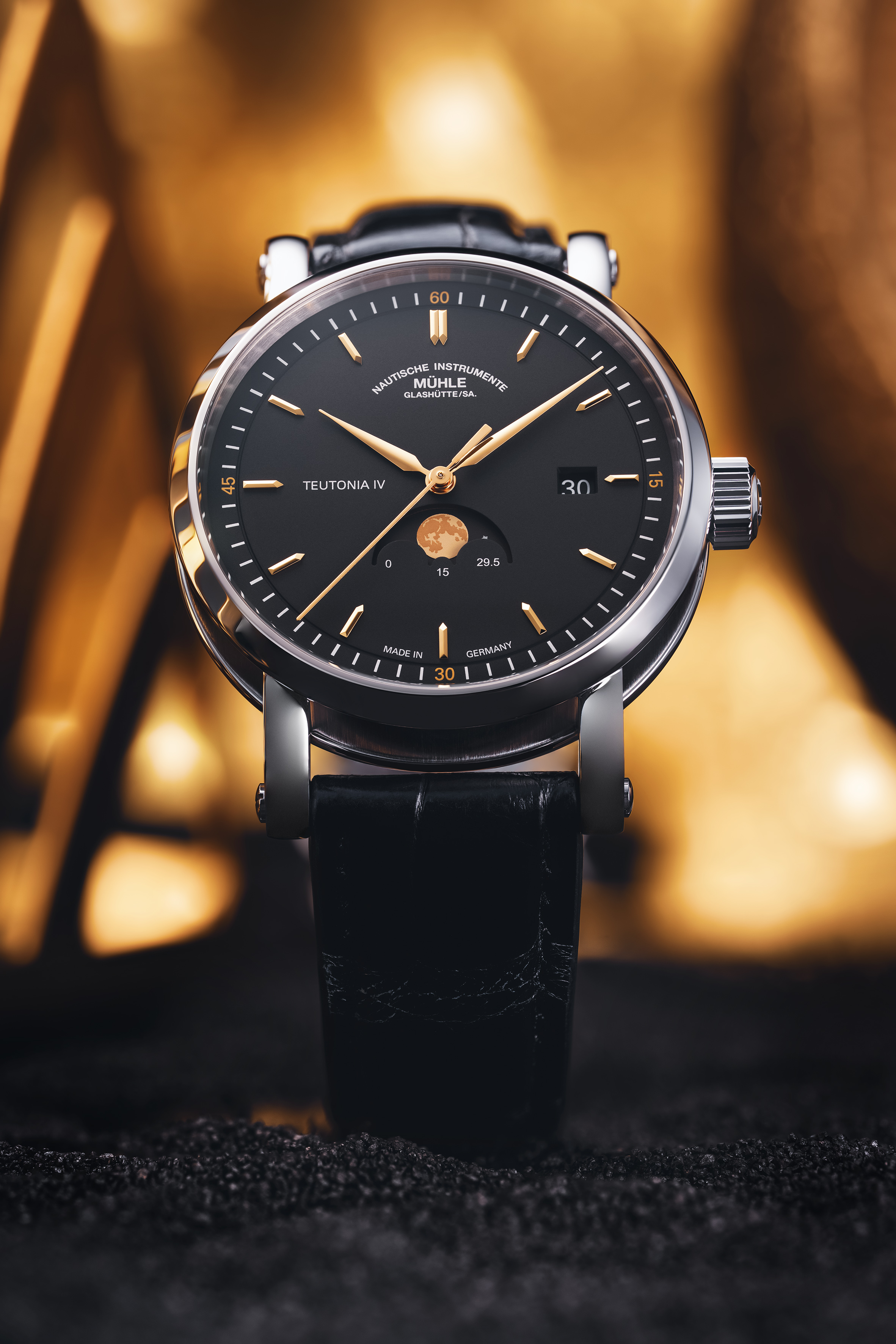 Mühle Glashütte Teutonia IV Mondphase mit schwarzem Lederband