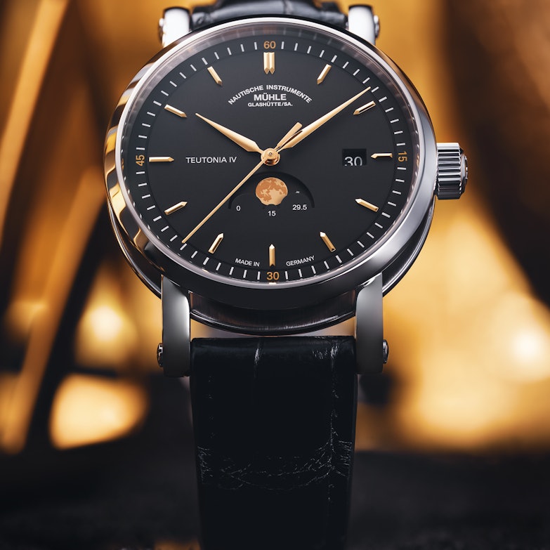 Mühle Glashütte Teutonia IV Mondphase mit schwarzem Lederband