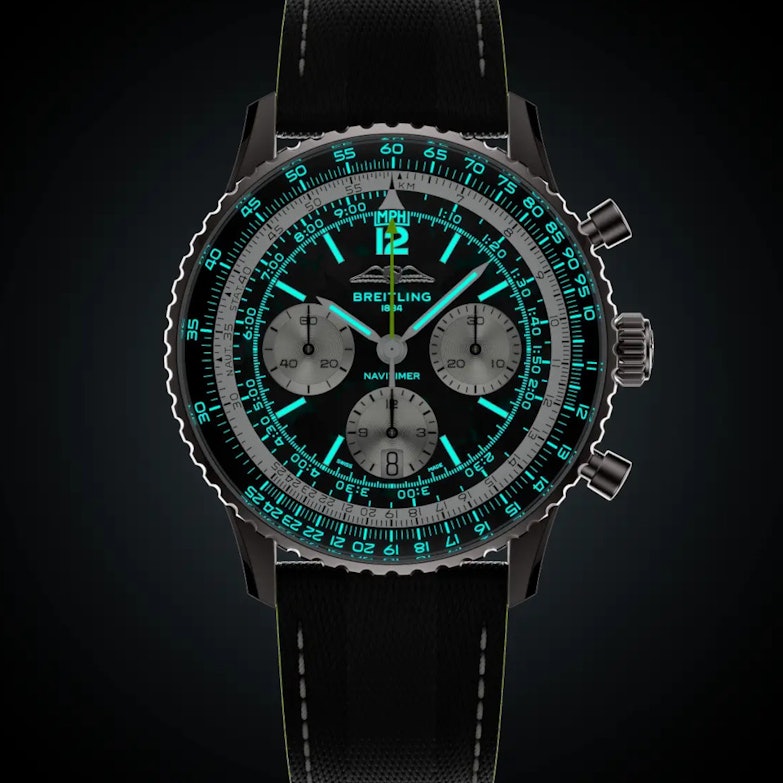 Breitling Navitimer B01 Chronograph 43 Titan Aston Martin Aramco Formula ONE™ Team Limited Edition Leucht-Zifferblatt