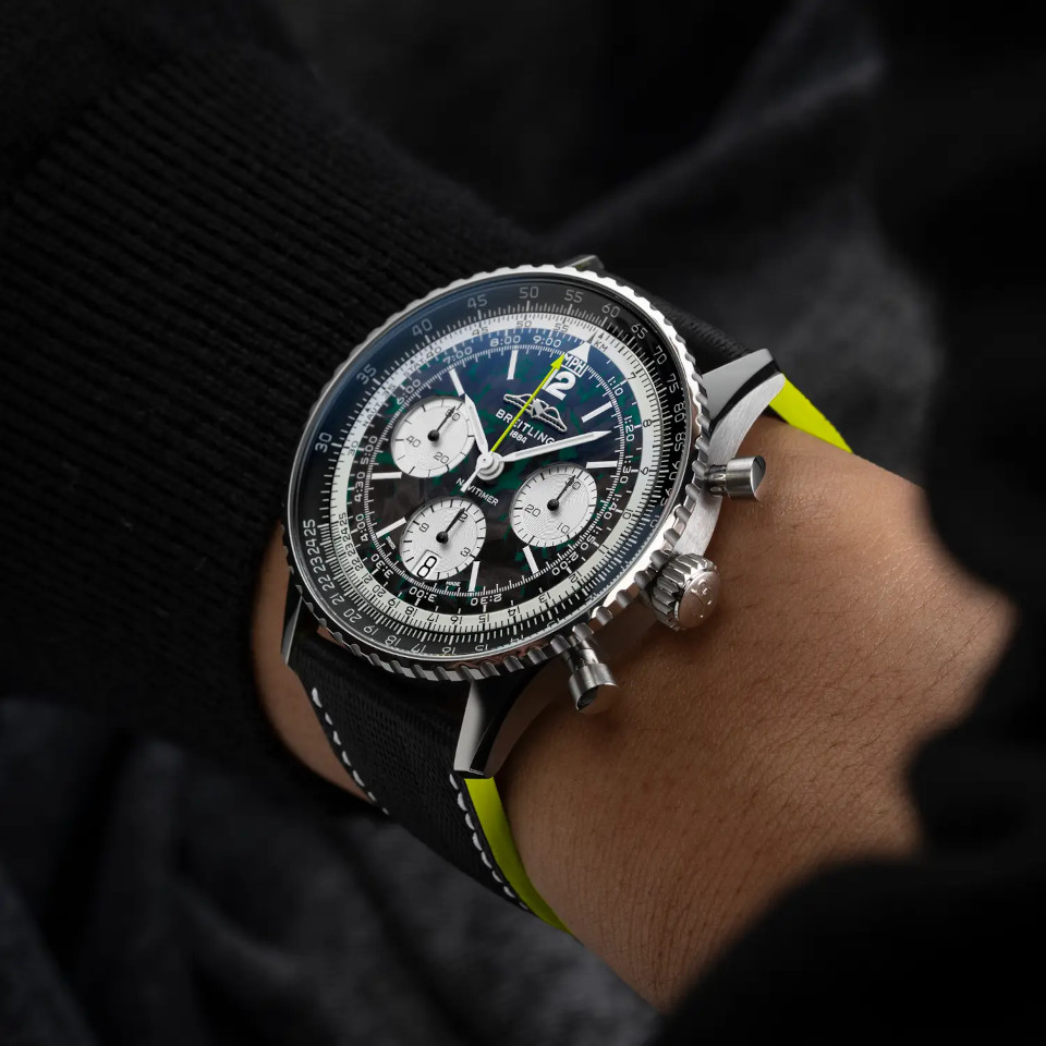 Breitling Navitimer B01 Chronograph 43 Titan Aston Martin Aramco Formula ONE™ Team Limited Edition am Handgelenk