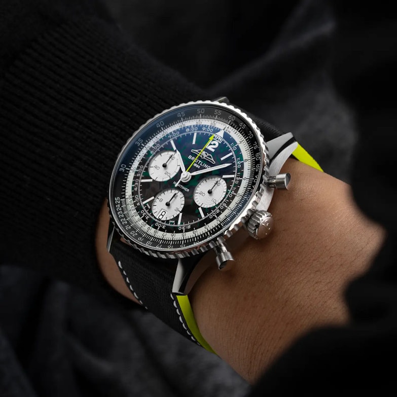 Breitling Navitimer B01 Chronograph 43 Titan Aston Martin Aramco Formula ONE™ Team Limited Edition am Handgelenk