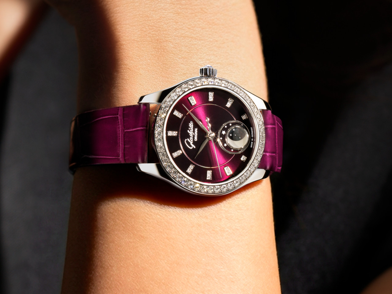 Glashütte Original Lady Serenade Luna Purpursamt am Handgelenk