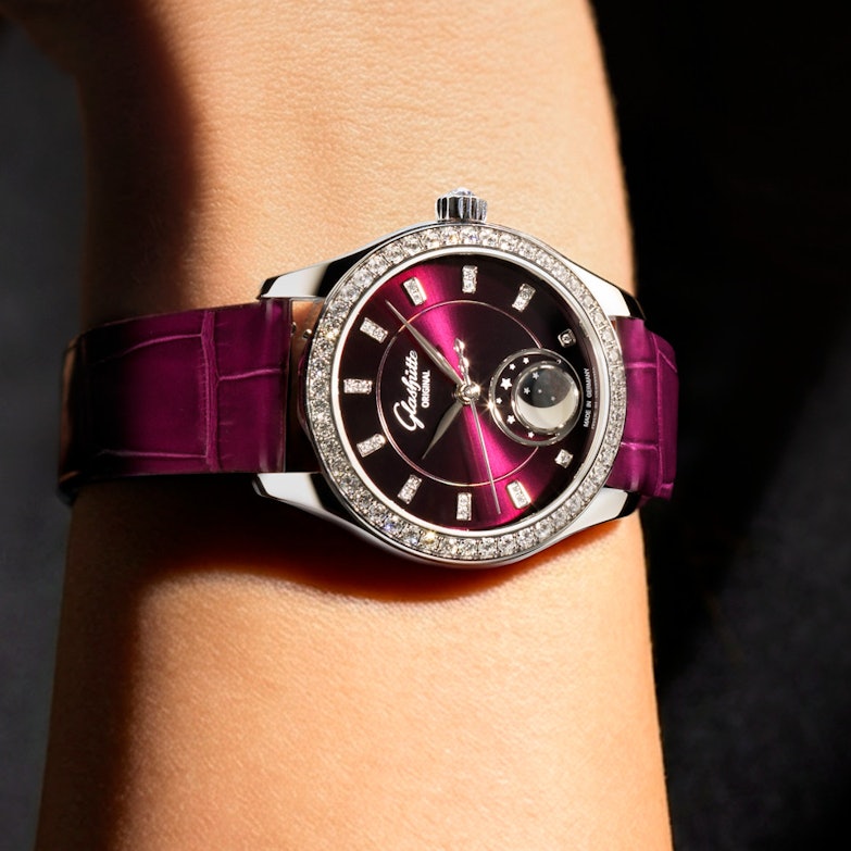 Glashütte Original Lady Serenade Luna Purpursamt am Handgelenk