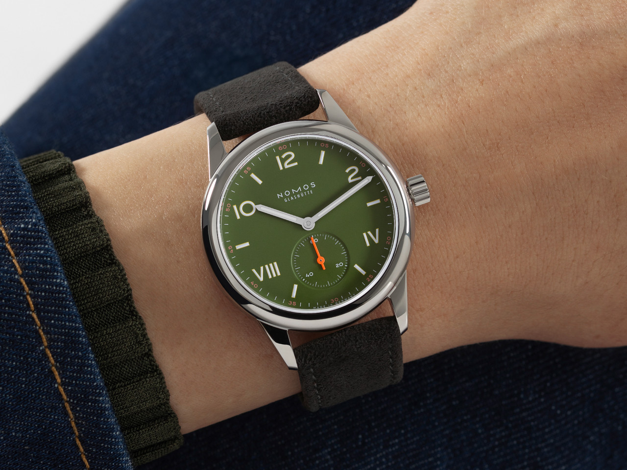 Nomos Glashütte Club Campus All Olive Handaufzug Edelstahl 38mm grünes Zifferblatt schwarzes Lederband Glasboden am Handgelenk