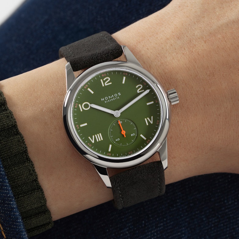 Nomos Glashütte Club Campus All Olive Handaufzug Edelstahl 38mm grünes Zifferblatt schwarzes Lederband Glasboden am Handgelenk